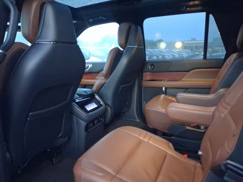 Used 2023 Lincoln Navigator Reserve w/ Monochromatic Package AWD/4WD image 5