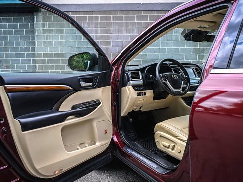 Used 2018 Toyota Highlander Limited AWD/4WD image 7
