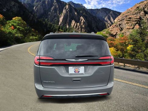 Used 2022 Chrysler Pacifica Touring-L FWD image 4