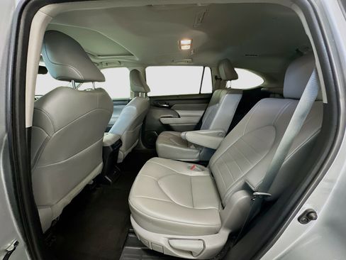 Used 2023 Toyota Highlander XLE image 30