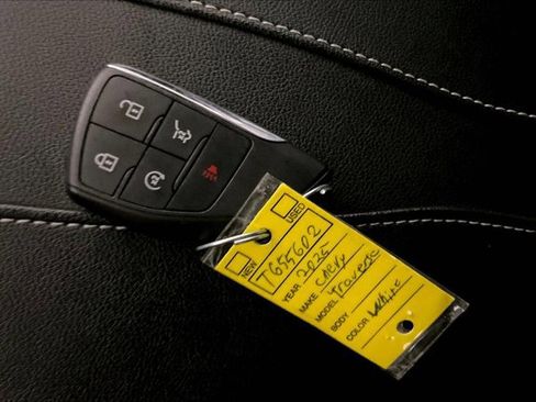 Used 2025 Chevrolet Traverse LT image 11