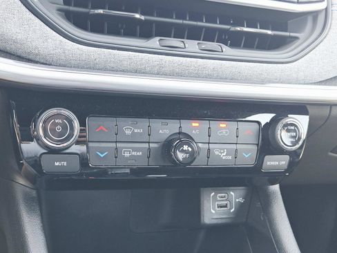 Used 2025 Jeep Compass Latitude w/ Sun & Sound Group AWD/4WD image 30