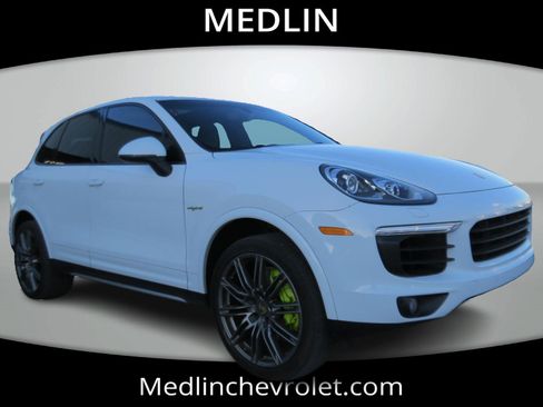 Used 2017 Porsche Cayenne S Platinum w/ Premium Package (PJW) image 2