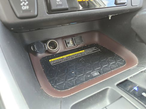 Used 2019 Toyota RAV4 Limited image 19