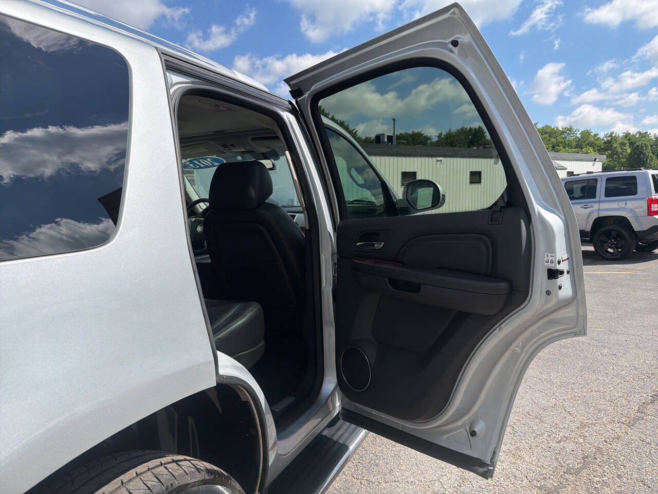 Used 2013 Cadillac Escalade Luxury AWD/4WD image 19
