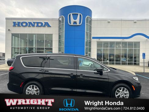 Used 2024 Chrysler Pacifica Touring-L image 1