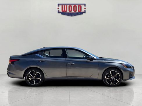 Used 2024 Nissan Altima 2.5 SR image 2