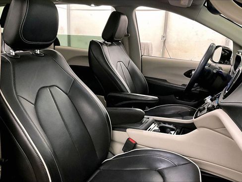 Used 2022 Chrysler Pacifica Limited image 7