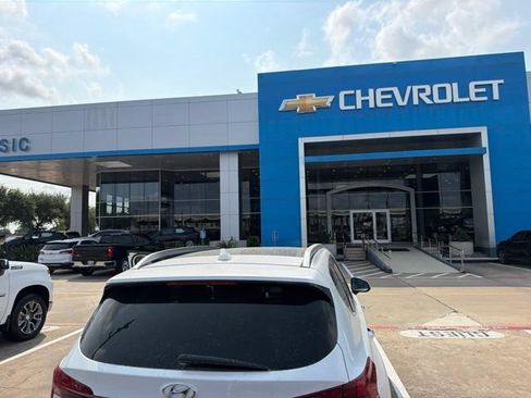 Used 2023 Hyundai Santa Fe SEL w/ Premium Package FWD image 3