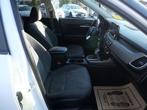 Used 2021 Kia Seltos LX image 17