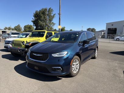 Used 2025 Chrysler Pacifica Select