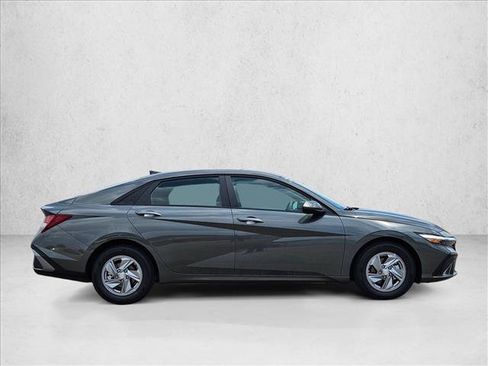 Used 2026 Hyundai Elantra SE FWD image 4