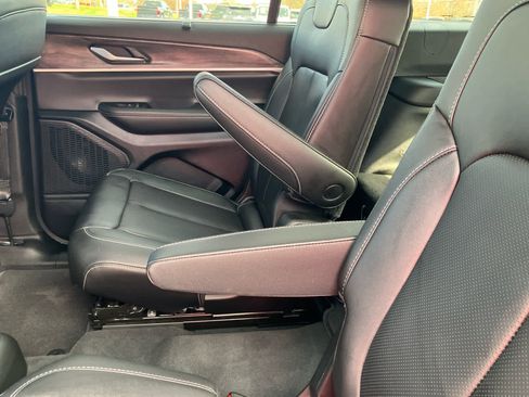 Used 2025 Jeep Grand Cherokee L Limited w/ Luxury Tech Group II image 42