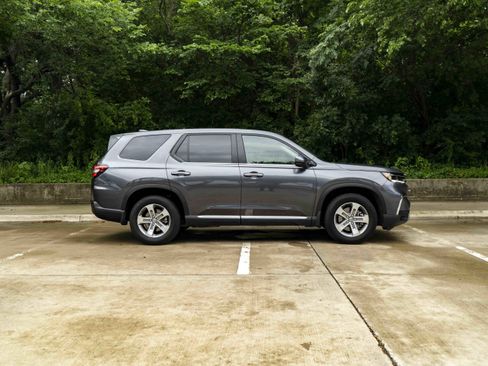 Used 2025 Honda Pilot EX-L image 10