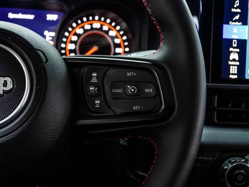 Used 2024 Jeep Gladiator Rubicon w/ Technology Group AWD/4WD image 43