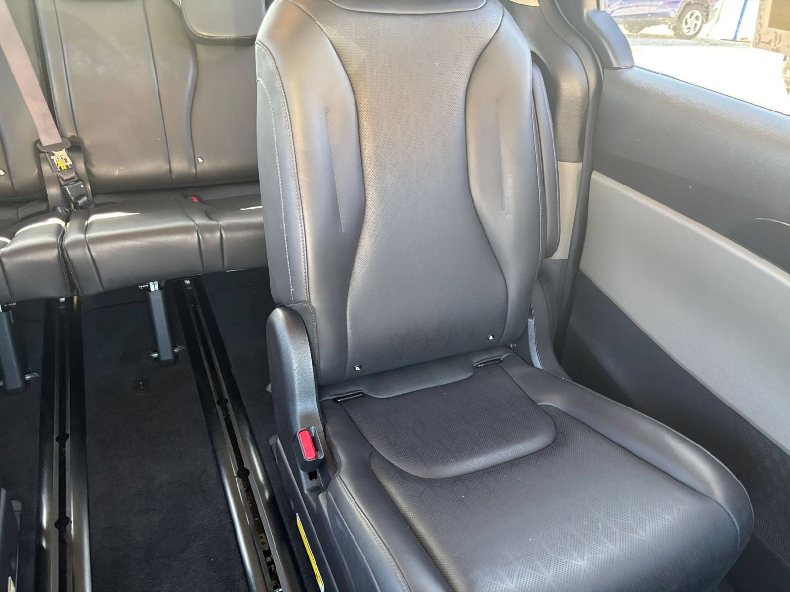 Used 2026 Kia Carnival FWD image 39