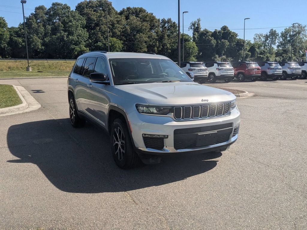 Used 2023 Jeep Grand Cherokee L Limited AWD/4WD image 7