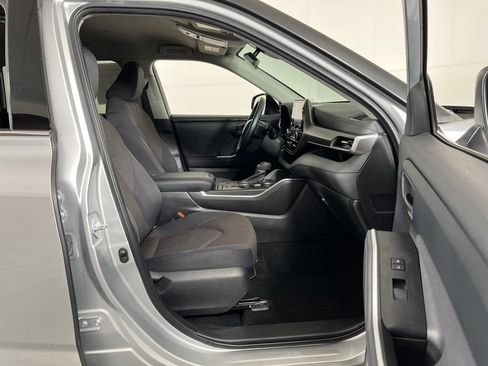 Used 2022 Toyota Highlander LE FWD image 6
