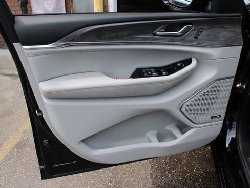 Used 2022 Jeep Grand Cherokee Overland AWD/4WD image 10