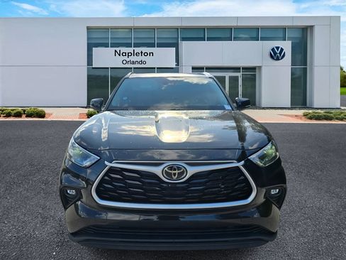 Used 2022 Toyota Highlander XLE image 2