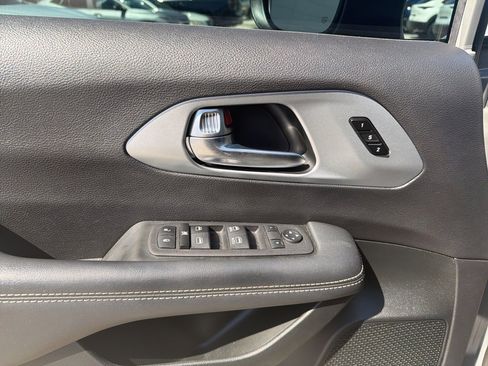 Used 2023 Chrysler Pacifica Touring-L w/ S Appearance Package image 17