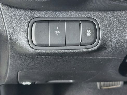 Used 2025 Hyundai Venue SEL FWD image 16