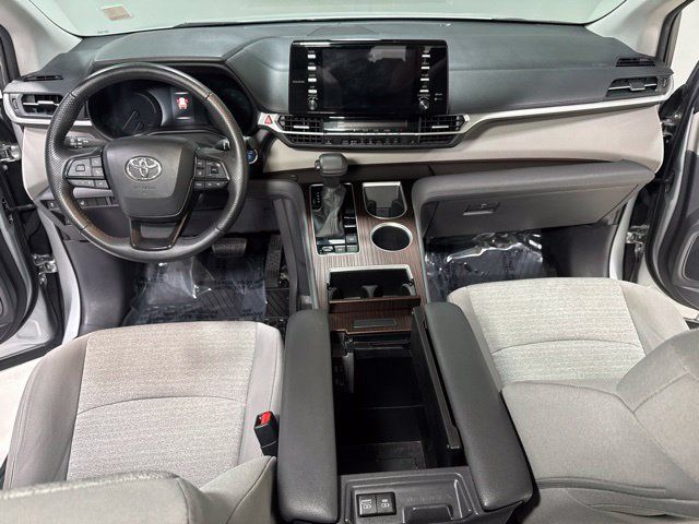 Used 2022 Toyota Sienna LE AWD/4WD image 3