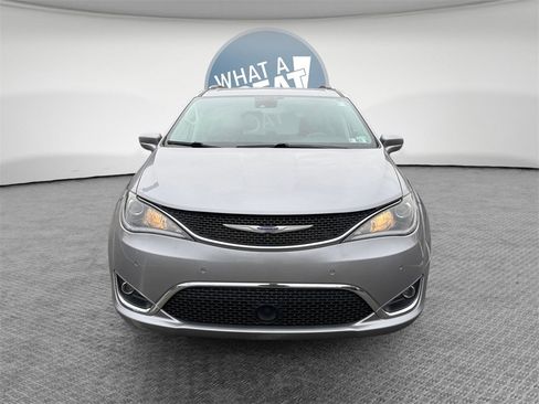 Used 2020 Chrysler Pacifica Touring-L Plus w/ Tire & Wheel Group image 9