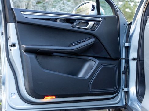 Certified 2023 Porsche Macan image 21