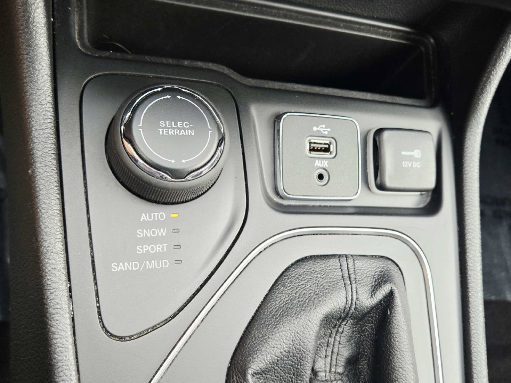 Used 2019 Jeep Cherokee Latitude Plus w/ Comfort/Convenience Group AWD/4WD image 30