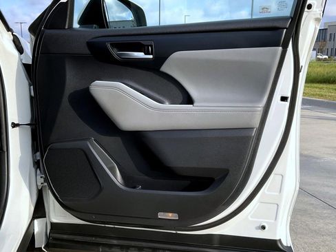 Used 2020 Toyota Highlander XLE w/ Protection Package #3 image 18