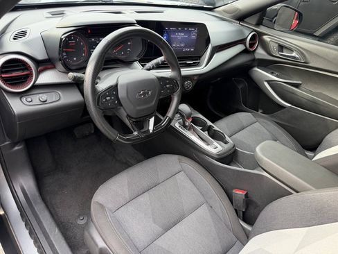 Used 2024 Chevrolet Trax RS w/ Sunroof Package FWD image 7