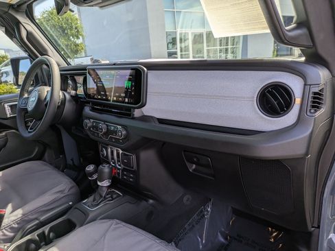 Used 2025 Jeep Wrangler Sport AWD/4WD image 31