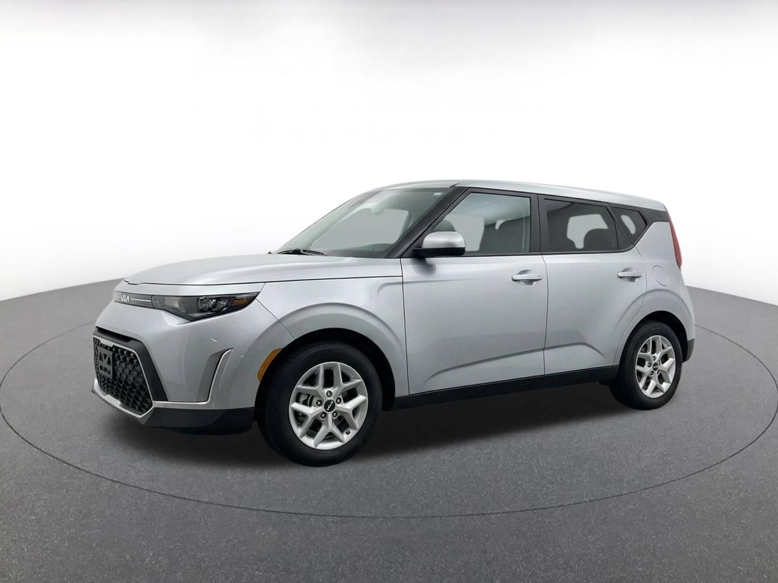 Used 2025 Kia Soul LX w/ LX Technology Package FWD image 3