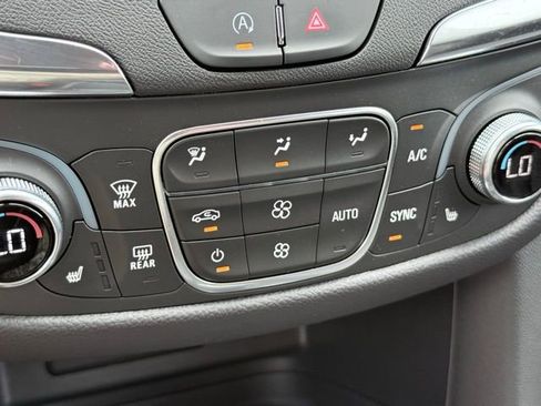 Used 2024 Chevrolet Equinox LT FWD image 33