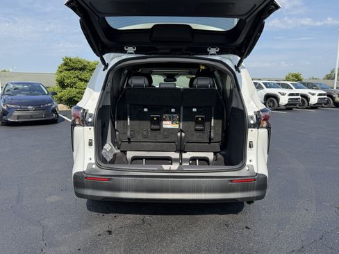 Certified 2024 Toyota Sienna XLE FWD image 7