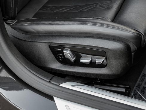 Used 2021 BMW 750i xDrive image 39