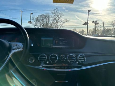 Used 2019 Mercedes-Benz S 560 4MATIC Sedan w/ Premium Package image 18