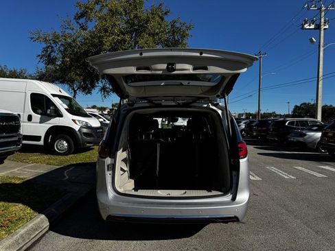 Used 2024 Chrysler Pacifica Touring-L image 15