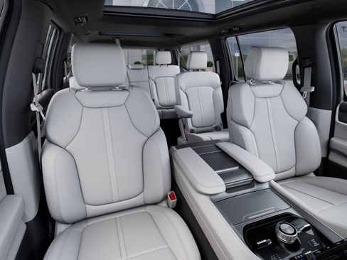 New 2025 Jeep Wagoneer L Series II image 16