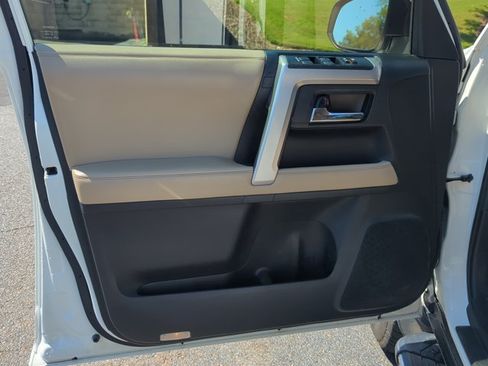 Used 2020 Toyota 4Runner SR5 Premium w/ Moonroof Package AWD/4WD image 10