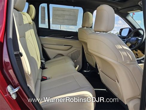 New 2025 Jeep Grand Cherokee Limited w/ Luxury Tech Group II image 16
