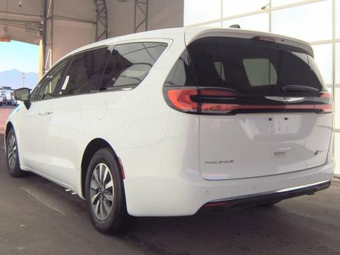 Used 2024 Chrysler Pacifica Select image 36