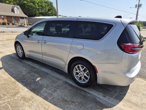 Used 2023 Chrysler Pacifica Touring-L FWD image 4