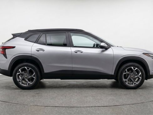 Used 2025 Chevrolet Trax LT FWD image 11