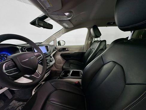 Used 2023 Chrysler Pacifica Touring-L FWD image 20