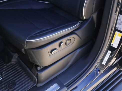 Used 2022 Cadillac Escalade Premium Luxury image 8