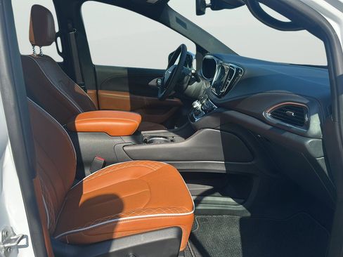 Used 2026 Chrysler Pacifica Pinnacle w/ Trailer Tow Group FWD image 84