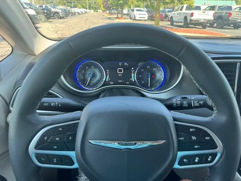 Certified 2024 Chrysler Pacifica Touring-L FWD image 23