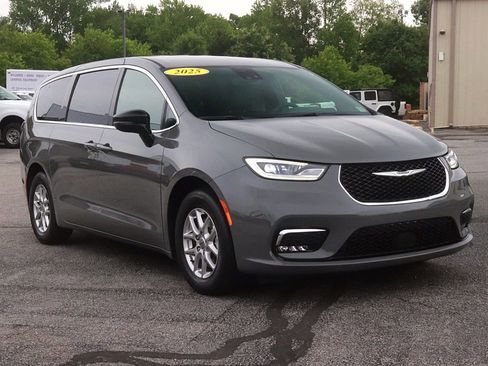 Used 2025 Chrysler Pacifica Select FWD image 3